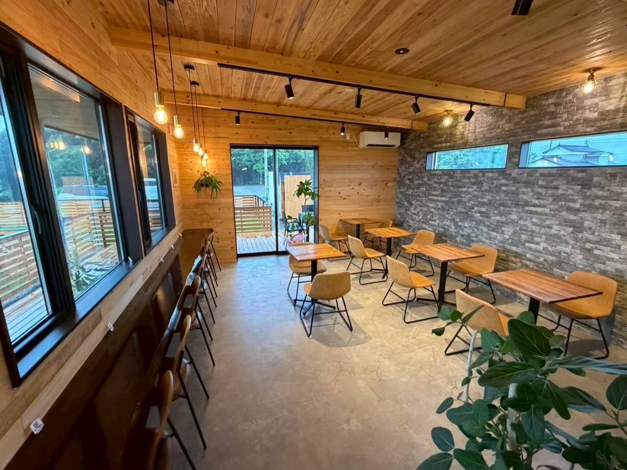 木の温もりを感じるRUTA COFFEEの店内