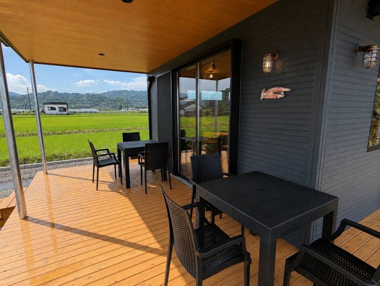 RUTA COFFEE前のウッドデッキ席