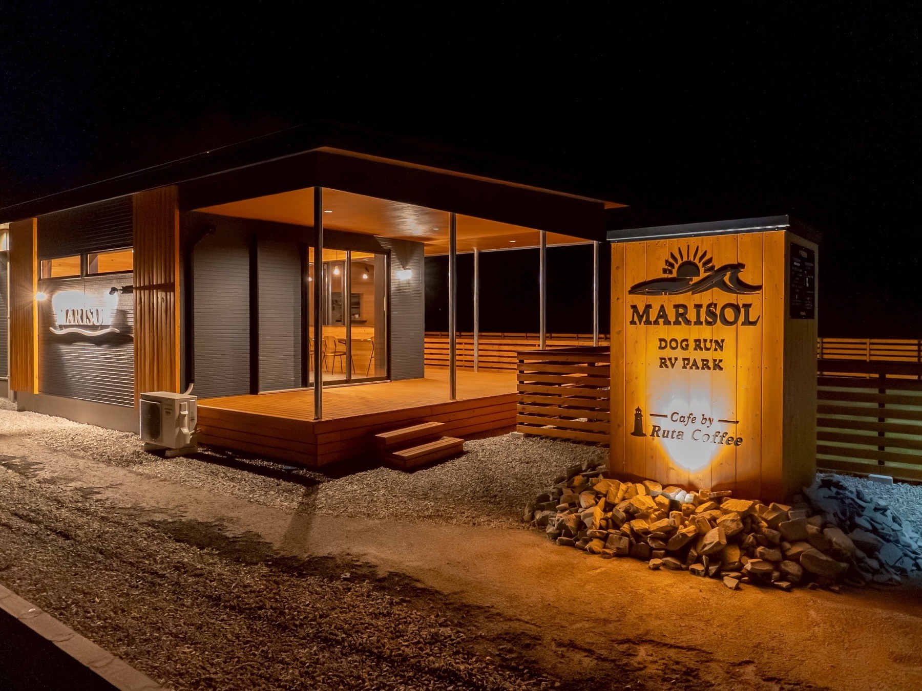 夜のMARISOL施設外観と木製看板