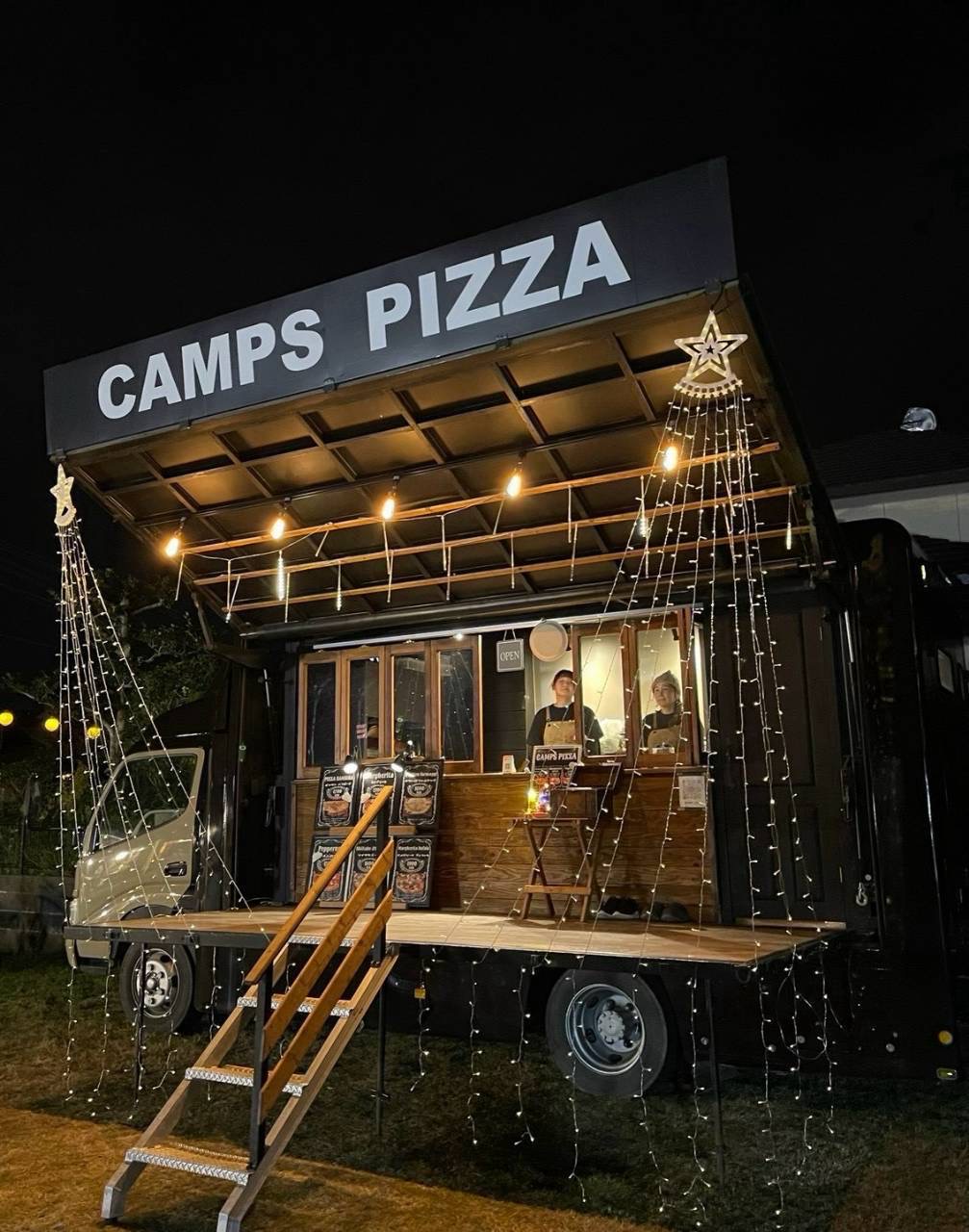 夜に灯りがともるCamps Pizzaの店舗