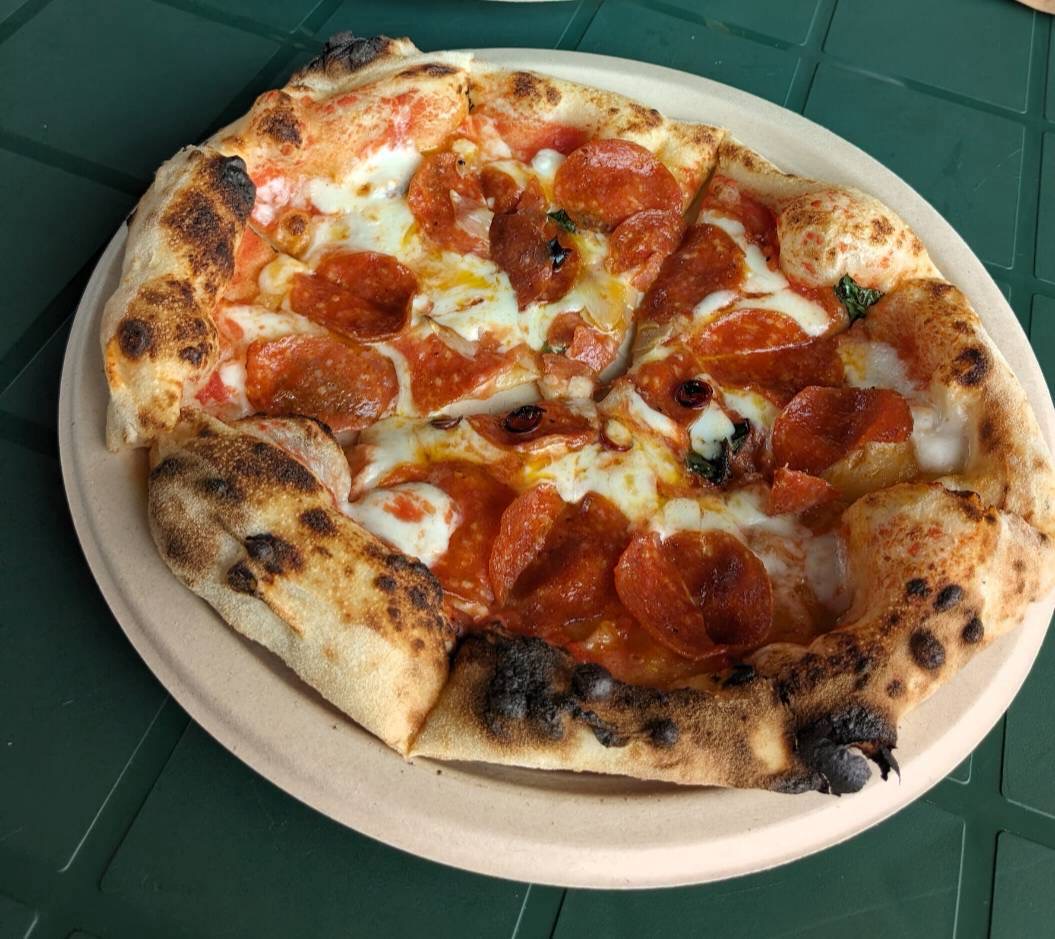 Camps Pizzaのピザを上から見た写真