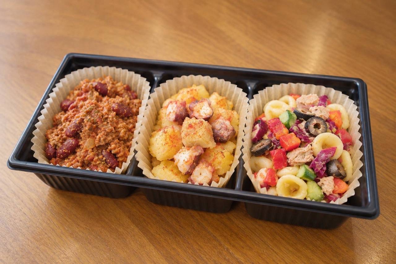 DELIYATCHA KITCHENの3種類の惣菜が入った料理写真