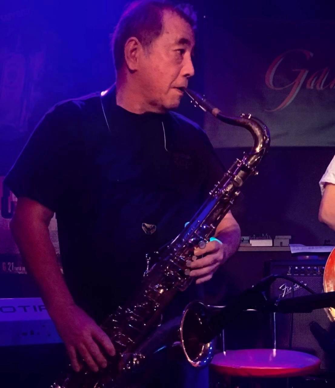 ステージでサックスを演奏するPACIFIC JAZZ NIGHTのミュージシャン