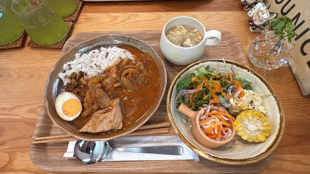 すまいるDeliの料理と副菜が並ぶセット写真