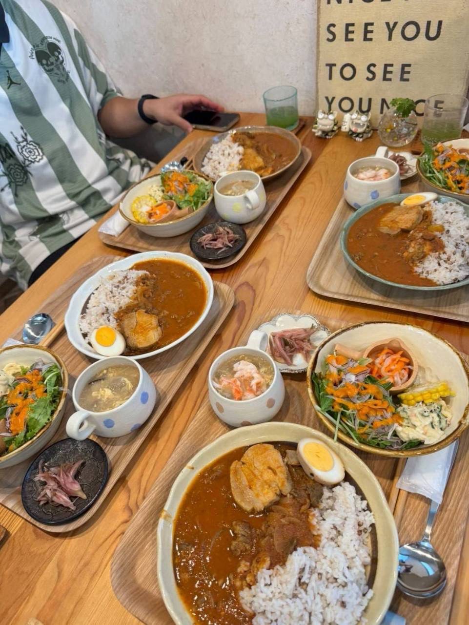 すまいるDeliの料理が複数並ぶ食卓写真